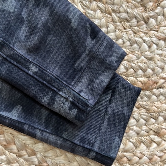 SPANX Look At Me Now Seamless Leggings S in Heather Camo - Picture 6 of 8